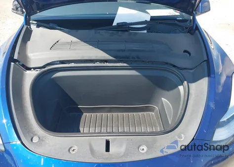 2021 Tesla Model Y Long Range Dual Motor All-Wheel Drive z USA, uszkodzony, nr VIN 5YJYGDEEXMF233160